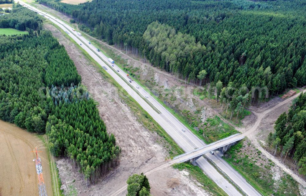 Aerial photograph Wüstenwetzdorf - Bauwerke und Streckenführung der BAB Bundesautobahn A9 mit bisher vier Fahrstreifen. Derzeit laufen Vorbereitungsarbeiten für den sechsspurigen Ausbau der Autobahn 9 zwischen Triptis und Schleiz durch das deutsch-französisches Konsortium EUROVIA VINCI. Es ist das letzte Projekt im Rahmen des Verkehrsprojekt Deutsche Einheit Nummer zwölf der DEGES. Buildings and route of the motorway A9.