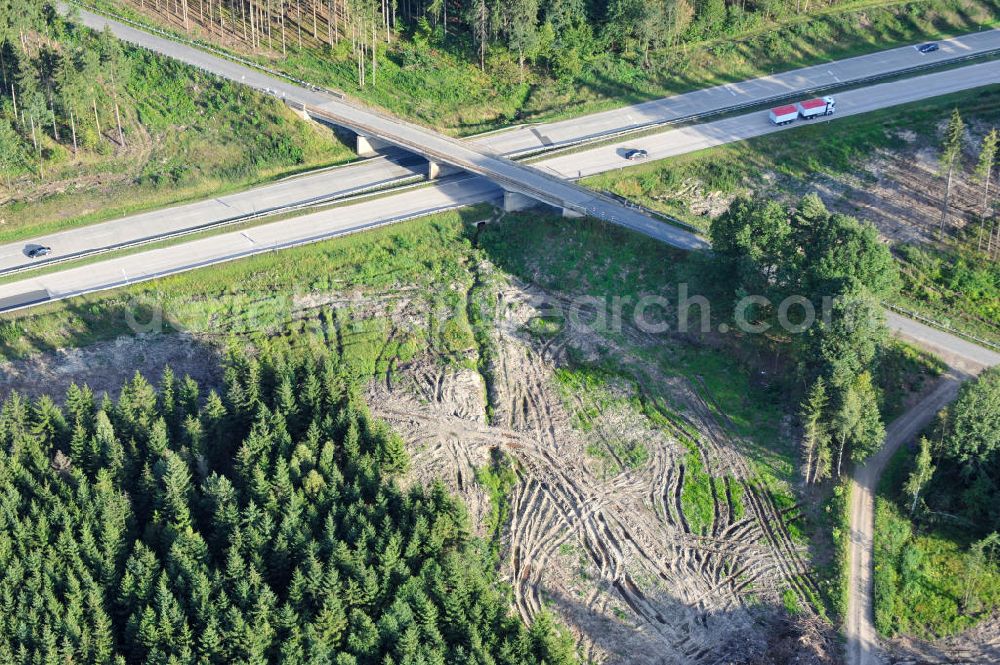 Wüstenwetzdorf from above - Bauwerke und Streckenführung der BAB Bundesautobahn A9 mit bisher vier Fahrstreifen. Derzeit laufen Vorbereitungsarbeiten für den sechsspurigen Ausbau der Autobahn 9 zwischen Triptis und Schleiz durch das deutsch-französisches Konsortium EUROVIA VINCI. Es ist das letzte Projekt im Rahmen des Verkehrsprojekt Deutsche Einheit Nummer zwölf der DEGES. Buildings and route of the motorway A9.