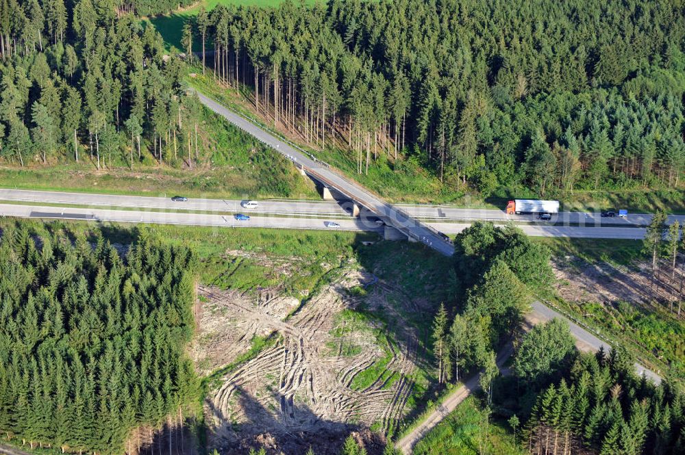 Wüstenwetzdorf from the bird's eye view: Bauwerke und Streckenführung der BAB Bundesautobahn A9 mit bisher vier Fahrstreifen. Derzeit laufen Vorbereitungsarbeiten für den sechsspurigen Ausbau der Autobahn 9 zwischen Triptis und Schleiz durch das deutsch-französisches Konsortium EUROVIA VINCI. Es ist das letzte Projekt im Rahmen des Verkehrsprojekt Deutsche Einheit Nummer zwölf der DEGES. Buildings and route of the motorway A9.