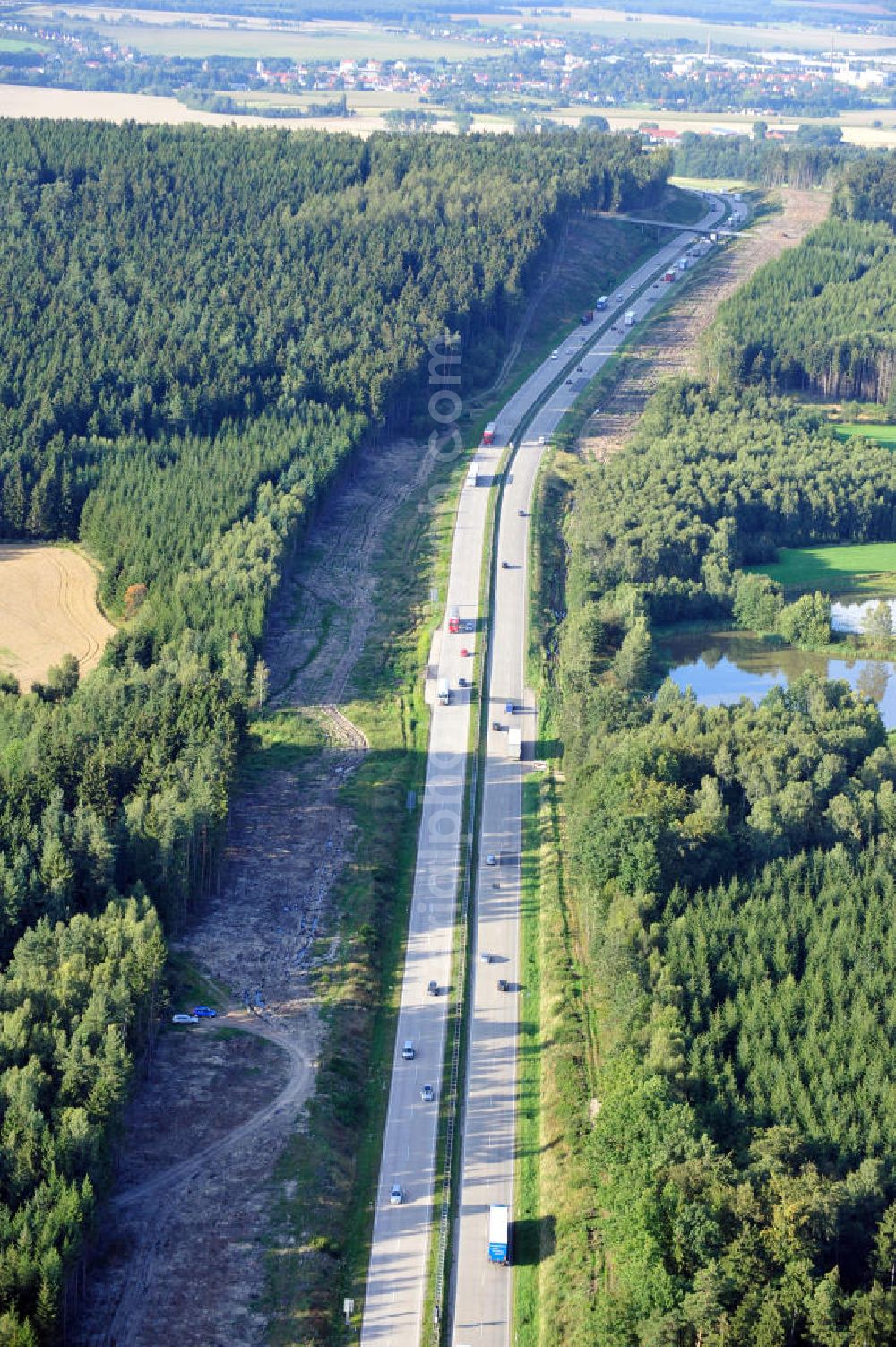 Aerial image Wüstenwetzdorf - Bauwerke und Streckenführung der BAB Bundesautobahn A9 mit bisher vier Fahrstreifen. Derzeit laufen Vorbereitungsarbeiten für den sechsspurigen Ausbau der Autobahn 9 zwischen Triptis und Schleiz durch das deutsch-französisches Konsortium EUROVIA VINCI. Es ist das letzte Projekt im Rahmen des Verkehrsprojekt Deutsche Einheit Nummer zwölf der DEGES. Buildings and route of the motorway A9.