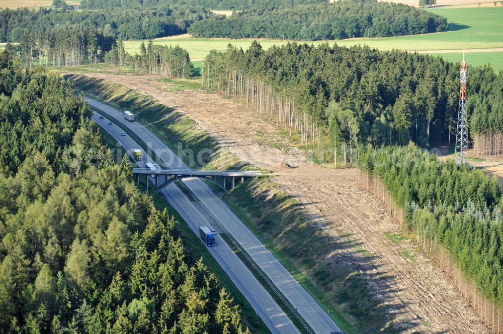 Aerial photograph Wüstenwetzdorf - Bauwerke und Streckenführung der BAB Bundesautobahn A9 mit bisher vier Fahrstreifen. Derzeit laufen Vorbereitungsarbeiten für den sechsspurigen Ausbau der Autobahn 9 zwischen Triptis und Schleiz durch das deutsch-französisches Konsortium EUROVIA VINCI. Es ist das letzte Projekt im Rahmen des Verkehrsprojekt Deutsche Einheit Nummer zwölf der DEGES. Buildings and route of the motorway A9.