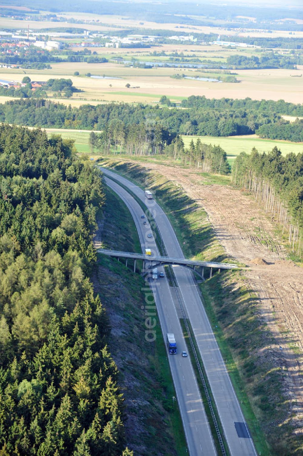 Wüstenwetzdorf from above - Bauwerke und Streckenführung der BAB Bundesautobahn A9 mit bisher vier Fahrstreifen. Derzeit laufen Vorbereitungsarbeiten für den sechsspurigen Ausbau der Autobahn 9 zwischen Triptis und Schleiz durch das deutsch-französisches Konsortium EUROVIA VINCI. Es ist das letzte Projekt im Rahmen des Verkehrsprojekt Deutsche Einheit Nummer zwölf der DEGES. Buildings and route of the motorway A9.