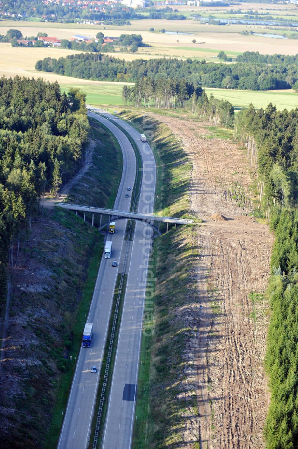 Wüstenwetzdorf from the bird's eye view: Bauwerke und Streckenführung der BAB Bundesautobahn A9 mit bisher vier Fahrstreifen. Derzeit laufen Vorbereitungsarbeiten für den sechsspurigen Ausbau der Autobahn 9 zwischen Triptis und Schleiz durch das deutsch-französisches Konsortium EUROVIA VINCI. Es ist das letzte Projekt im Rahmen des Verkehrsprojekt Deutsche Einheit Nummer zwölf der DEGES. Buildings and route of the motorway A9.