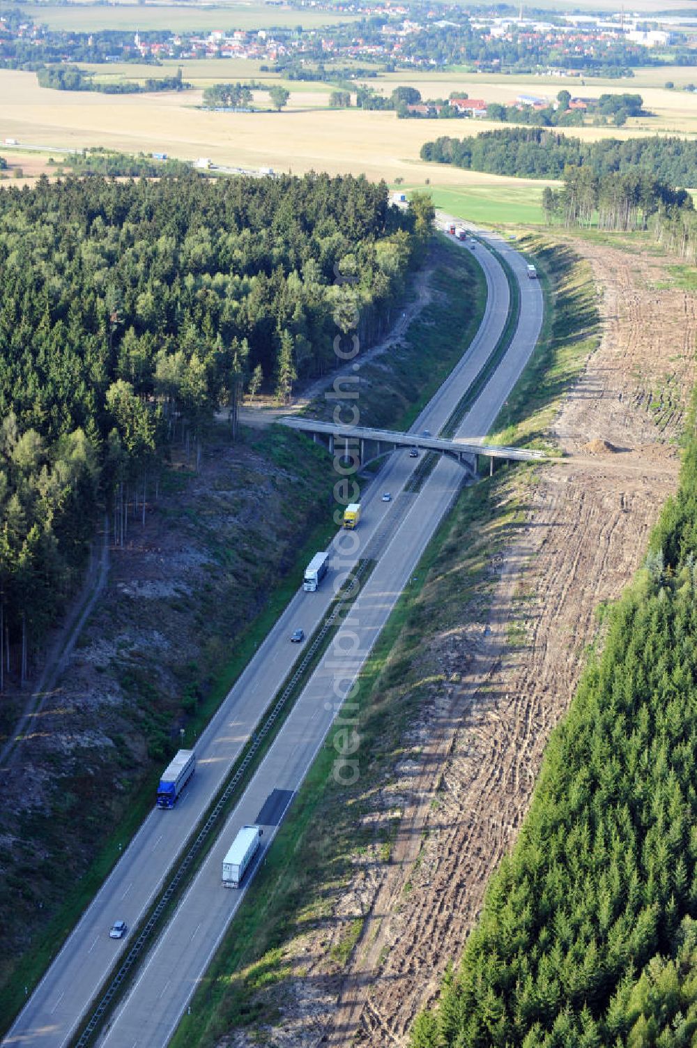 Aerial image Wüstenwetzdorf - Bauwerke und Streckenführung der BAB Bundesautobahn A9 mit bisher vier Fahrstreifen. Derzeit laufen Vorbereitungsarbeiten für den sechsspurigen Ausbau der Autobahn 9 zwischen Triptis und Schleiz durch das deutsch-französisches Konsortium EUROVIA VINCI. Es ist das letzte Projekt im Rahmen des Verkehrsprojekt Deutsche Einheit Nummer zwölf der DEGES. Buildings and route of the motorway A9.