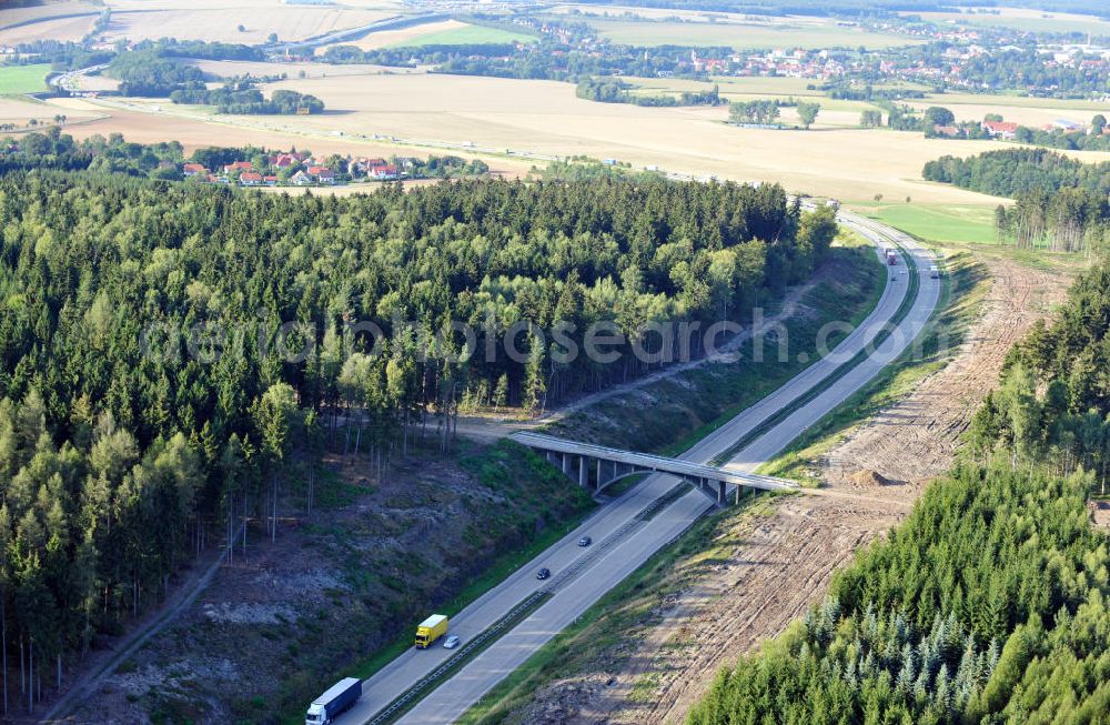 Aerial photograph Wüstenwetzdorf - Bauwerke und Streckenführung der BAB Bundesautobahn A9 mit bisher vier Fahrstreifen. Derzeit laufen Vorbereitungsarbeiten für den sechsspurigen Ausbau der Autobahn 9 zwischen Triptis und Schleiz durch das deutsch-französisches Konsortium EUROVIA VINCI. Es ist das letzte Projekt im Rahmen des Verkehrsprojekt Deutsche Einheit Nummer zwölf der DEGES. Buildings and route of the motorway A9.