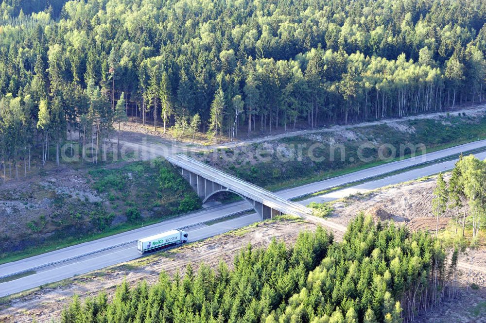 Wüstenwetzdorf from above - Bauwerke und Streckenführung der BAB Bundesautobahn A9 mit bisher vier Fahrstreifen. Derzeit laufen Vorbereitungsarbeiten für den sechsspurigen Ausbau der Autobahn 9 zwischen Triptis und Schleiz durch das deutsch-französisches Konsortium EUROVIA VINCI. Es ist das letzte Projekt im Rahmen des Verkehrsprojekt Deutsche Einheit Nummer zwölf der DEGES. Buildings and route of the motorway A9.