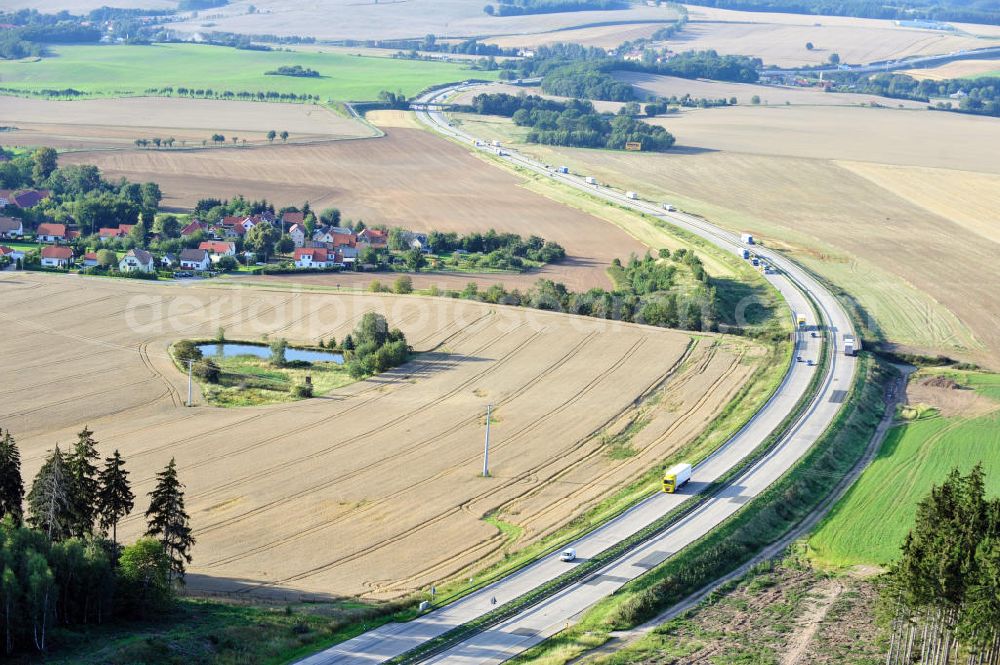 Wüstenwetzdorf from the bird's eye view: Bauwerke und Streckenführung der BAB Bundesautobahn A9 mit bisher vier Fahrstreifen. Derzeit laufen Vorbereitungsarbeiten für den sechsspurigen Ausbau der Autobahn 9 zwischen Triptis und Schleiz durch das deutsch-französisches Konsortium EUROVIA VINCI. Es ist das letzte Projekt im Rahmen des Verkehrsprojekt Deutsche Einheit Nummer zwölf der DEGES. Buildings and route of the motorway A9.