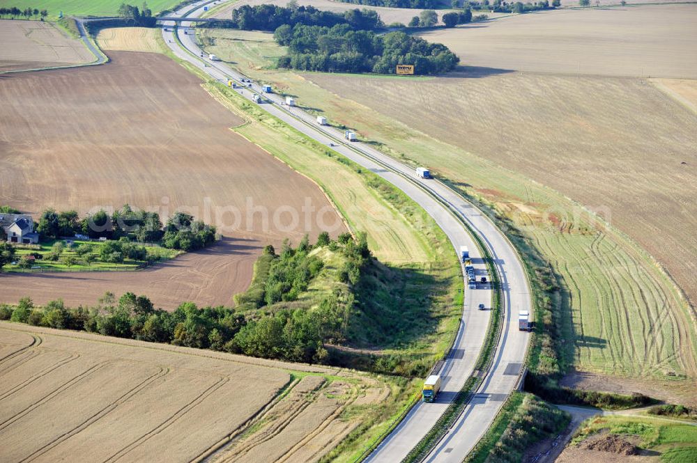 Aerial image Wüstenwetzdorf - Bauwerke und Streckenführung der BAB Bundesautobahn A9 mit bisher vier Fahrstreifen. Derzeit laufen Vorbereitungsarbeiten für den sechsspurigen Ausbau der Autobahn 9 zwischen Triptis und Schleiz durch das deutsch-französisches Konsortium EUROVIA VINCI. Es ist das letzte Projekt im Rahmen des Verkehrsprojekt Deutsche Einheit Nummer zwölf der DEGES. Buildings and route of the motorway A9.