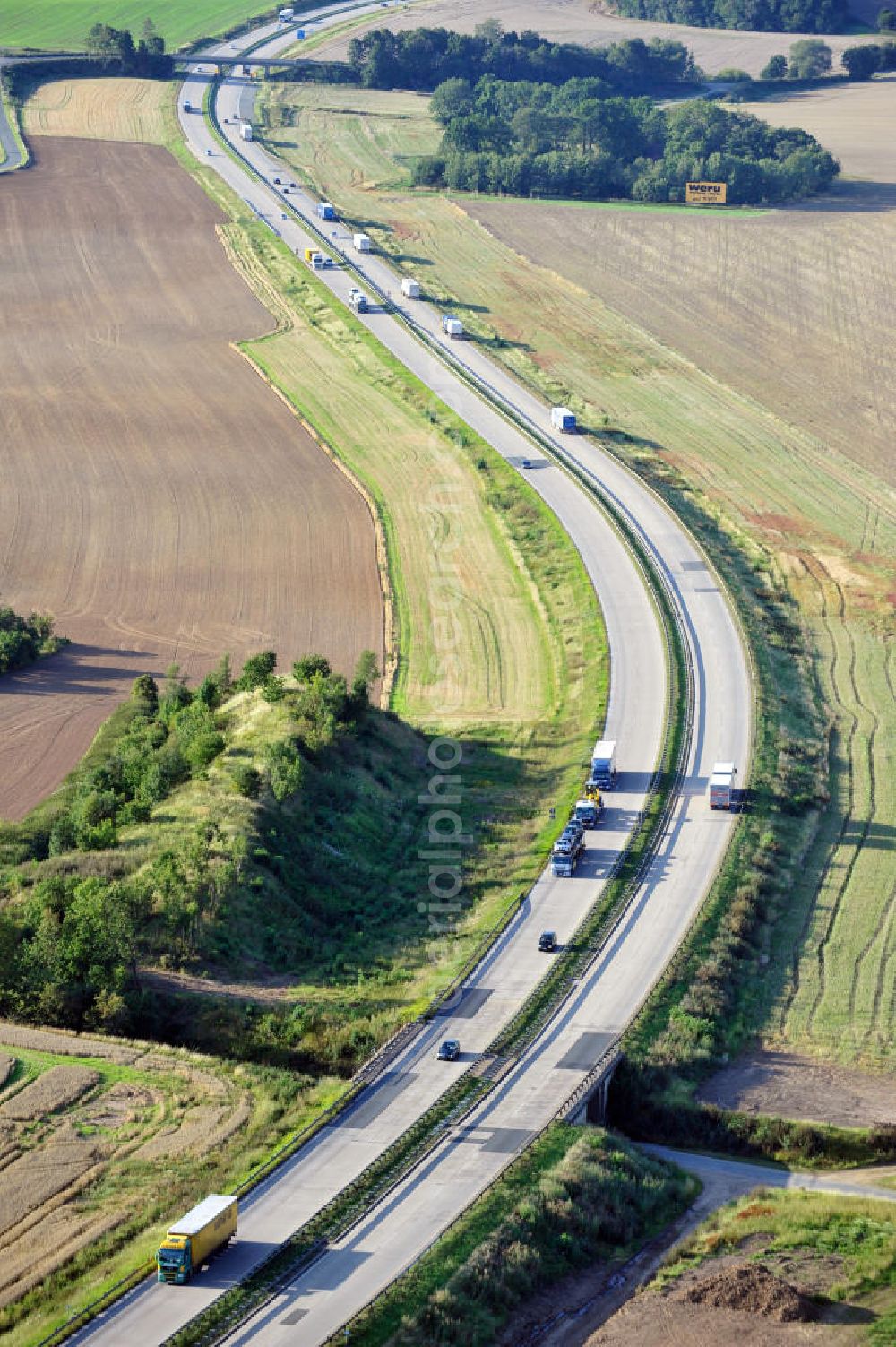 Aerial photograph Wüstenwetzdorf - Bauwerke und Streckenführung der BAB Bundesautobahn A9 mit bisher vier Fahrstreifen. Derzeit laufen Vorbereitungsarbeiten für den sechsspurigen Ausbau der Autobahn 9 zwischen Triptis und Schleiz durch das deutsch-französisches Konsortium EUROVIA VINCI. Es ist das letzte Projekt im Rahmen des Verkehrsprojekt Deutsche Einheit Nummer zwölf der DEGES. Buildings and route of the motorway A9.