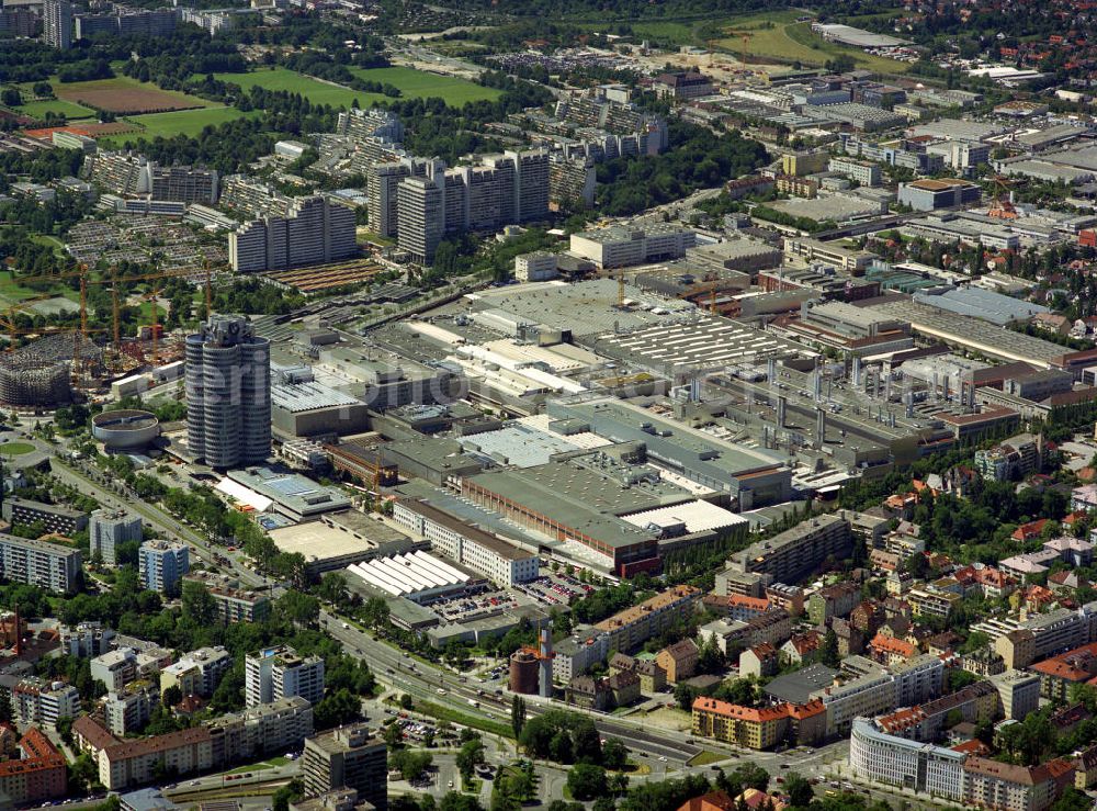 Aerial photograph München - Blick auf das Bayerische Motorenwerk (BMW). 1916 wurde es als Bayerisches Flugzeugwerk gegründet. 1945 war dieses Werk fast völlig zerstört. Dann wurden hier Kochtöpfe, Motorräder und Fahrzeugbremsen gebaut. Ab 1951 begann die Ära der Automobile. Kontakt: BMW AG, Öffentlichkeitsarbeit und Mitarbeiterkommunikation, Werk München, Petuelring 130, 80788 München, Leiter Jochen Müller, Tel. +49(0)89 382258-85, Fax +49(0)89 382258-78, E-Mail: jochen.mueller@bmw.de;