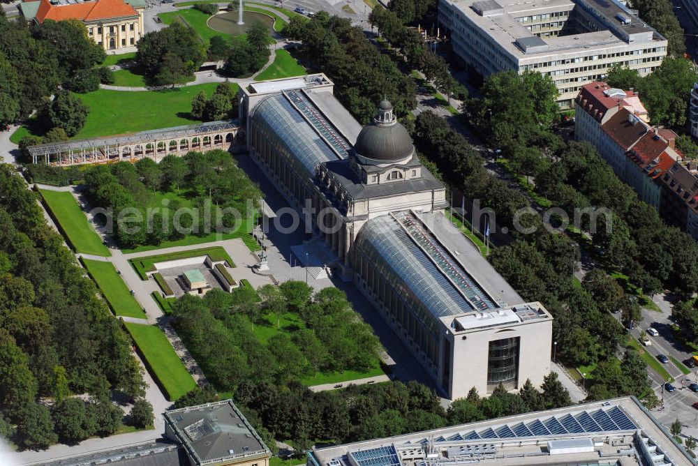 Aerial photograph München - Blick auf die Bayerische Staatskanzlei in München. Die Bayerische Staatskanzlei ist eine oberste Landesbehörde, die zur Unterstützung des Ministerpräsidenten und der Staatsregierung in München eingerichtet wurde. Die Staatskanzlei unterstützt den Ministerpräsidenten bei der Bestimmung der Richtlinien der Politik sowie bei der Repräsentation Bayerns nach außen. Sie koordiniert die Tätigkeit der Staatsministerien und bereitet die Beschlussfassung der Staatsregierung vor. Vor der Zerstörung im Zweiten Weltkrieg stand an der Stelle der heutigen Staatskanzlei das Bayerische Armeemuseum. Einen Architektenwettbewerb zum Neubau der Staatskanzlei gewann 1982 das Architektenteam Diethard J. Siegert und Reto Gansser. Aufgrund der architektonisch sensiblen Lage am Hofgarten und an der Residenz kam es zu einem deutlich kleinerem Bauvolumen. Der 1982 sanierte Kuppelbau des alten Armeemuseums wurde als Zentralbau der Staatskanzlei beibehalten. 1993 war die neue Staatskanzlei bezugsfertig. Kontakt: Bayerische Staatskanzlei, Franz-Josef-Strauß-Ring 1, 80539 München, Tel.: 089/2165-0,