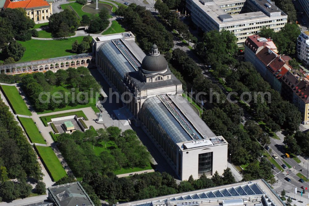 München from above - Blick auf die Bayerische Staatskanzlei in München. Die Bayerische Staatskanzlei ist eine oberste Landesbehörde, die zur Unterstützung des Ministerpräsidenten und der Staatsregierung in München eingerichtet wurde. Die Staatskanzlei unterstützt den Ministerpräsidenten bei der Bestimmung der Richtlinien der Politik sowie bei der Repräsentation Bayerns nach außen. Sie koordiniert die Tätigkeit der Staatsministerien und bereitet die Beschlussfassung der Staatsregierung vor. Vor der Zerstörung im Zweiten Weltkrieg stand an der Stelle der heutigen Staatskanzlei das Bayerische Armeemuseum. Einen Architektenwettbewerb zum Neubau der Staatskanzlei gewann 1982 das Architektenteam Diethard J. Siegert und Reto Gansser. Aufgrund der architektonisch sensiblen Lage am Hofgarten und an der Residenz kam es zu einem deutlich kleinerem Bauvolumen. Der 1982 sanierte Kuppelbau des alten Armeemuseums wurde als Zentralbau der Staatskanzlei beibehalten. 1993 war die neue Staatskanzlei bezugsfertig. Kontakt: Bayerische Staatskanzlei, Franz-Josef-Strauß-Ring 1, 80539 München, Tel.: 089/2165-0,