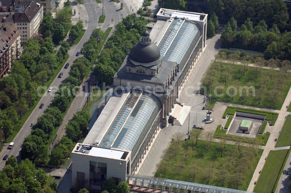 MÜNCHEN from the bird's eye view: Blick auf die Bayerische Staatskanzlei in München. Die Bayerische Staatskanzlei ist eine oberste Landesbehörde, die zur Unterstützung des Ministerpräsidenten und der Staatsregierung in München eingerichtet wurde. Die Staatskanzlei unterstützt den Ministerpräsidenten bei der Bestimmung der Richtlinien der Politik sowie bei der Repräsentation Bayerns nach außen. Sie koordiniert die Tätigkeit der Staatsministerien und bereitet die Beschlussfassung der Staatsregierung vor. Vor der Zerstörung im Zweiten Weltkrieg stand an der Stelle der heutigen Staatskanzlei das Bayerische Armeemuseum. Einen Architektenwettbewerb zum Neubau der Staatskanzlei gewann 1982 das Architektenteam Diethard J. Siegert und Reto Gansser. Aufgrund der architektonisch sensiblen Lage am Hofgarten und an der Residenz kam es zu einem deutlich kleinerem Bauvolumen. Der 1982 sanierte Kuppelbau des alten Armeemuseums wurde als Zentralbau der Staatskanzlei beibehalten. 1993 war die neue Staatskanzlei bezugsfertig. Kontakt: Bayerische Staatskanzlei, Franz-Josef-Strauß-Ring 1, 80539 München, Tel.: 089/2165-0,