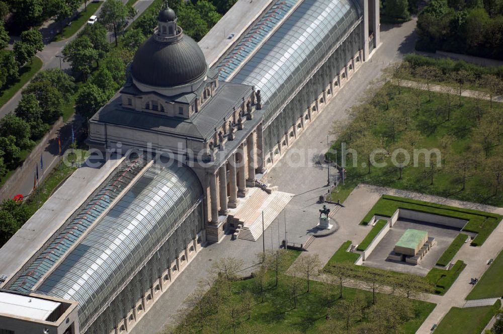 Aerial image MÜNCHEN - Blick auf die Bayerische Staatskanzlei in München. Die Bayerische Staatskanzlei ist eine oberste Landesbehörde, die zur Unterstützung des Ministerpräsidenten und der Staatsregierung in München eingerichtet wurde. Die Staatskanzlei unterstützt den Ministerpräsidenten bei der Bestimmung der Richtlinien der Politik sowie bei der Repräsentation Bayerns nach außen. Sie koordiniert die Tätigkeit der Staatsministerien und bereitet die Beschlussfassung der Staatsregierung vor. Vor der Zerstörung im Zweiten Weltkrieg stand an der Stelle der heutigen Staatskanzlei das Bayerische Armeemuseum. Einen Architektenwettbewerb zum Neubau der Staatskanzlei gewann 1982 das Architektenteam Diethard J. Siegert und Reto Gansser. Aufgrund der architektonisch sensiblen Lage am Hofgarten und an der Residenz kam es zu einem deutlich kleinerem Bauvolumen. Der 1982 sanierte Kuppelbau des alten Armeemuseums wurde als Zentralbau der Staatskanzlei beibehalten. 1993 war die neue Staatskanzlei bezugsfertig. Kontakt: Bayerische Staatskanzlei, Franz-Josef-Strauß-Ring 1, 80539 München, Tel.: 089/2165-0,