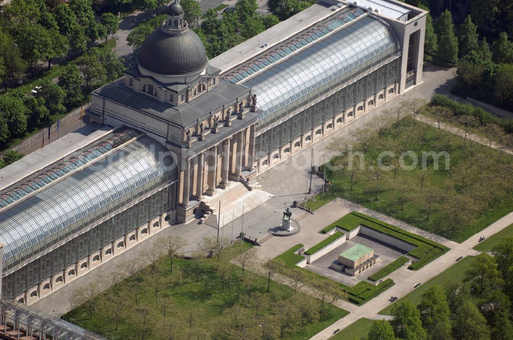 Aerial photograph MÜNCHEN - Blick auf die Bayerische Staatskanzlei in München. Die Bayerische Staatskanzlei ist eine oberste Landesbehörde, die zur Unterstützung des Ministerpräsidenten und der Staatsregierung in München eingerichtet wurde. Die Staatskanzlei unterstützt den Ministerpräsidenten bei der Bestimmung der Richtlinien der Politik sowie bei der Repräsentation Bayerns nach außen. Sie koordiniert die Tätigkeit der Staatsministerien und bereitet die Beschlussfassung der Staatsregierung vor. Vor der Zerstörung im Zweiten Weltkrieg stand an der Stelle der heutigen Staatskanzlei das Bayerische Armeemuseum. Einen Architektenwettbewerb zum Neubau der Staatskanzlei gewann 1982 das Architektenteam Diethard J. Siegert und Reto Gansser. Aufgrund der architektonisch sensiblen Lage am Hofgarten und an der Residenz kam es zu einem deutlich kleinerem Bauvolumen. Der 1982 sanierte Kuppelbau des alten Armeemuseums wurde als Zentralbau der Staatskanzlei beibehalten. 1993 war die neue Staatskanzlei bezugsfertig. Kontakt: Bayerische Staatskanzlei, Franz-Josef-Strauß-Ring 1, 80539 München, Tel.: 089/2165-0,