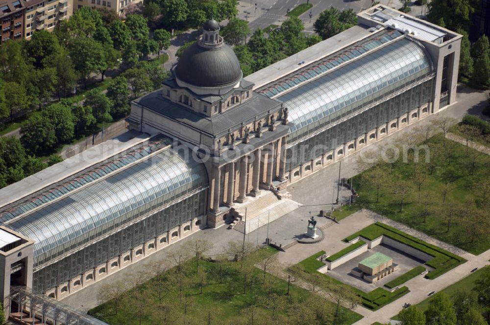 MÜNCHEN from above - Blick auf die Bayerische Staatskanzlei in München. Die Bayerische Staatskanzlei ist eine oberste Landesbehörde, die zur Unterstützung des Ministerpräsidenten und der Staatsregierung in München eingerichtet wurde. Die Staatskanzlei unterstützt den Ministerpräsidenten bei der Bestimmung der Richtlinien der Politik sowie bei der Repräsentation Bayerns nach außen. Sie koordiniert die Tätigkeit der Staatsministerien und bereitet die Beschlussfassung der Staatsregierung vor. Vor der Zerstörung im Zweiten Weltkrieg stand an der Stelle der heutigen Staatskanzlei das Bayerische Armeemuseum. Einen Architektenwettbewerb zum Neubau der Staatskanzlei gewann 1982 das Architektenteam Diethard J. Siegert und Reto Gansser. Aufgrund der architektonisch sensiblen Lage am Hofgarten und an der Residenz kam es zu einem deutlich kleinerem Bauvolumen. Der 1982 sanierte Kuppelbau des alten Armeemuseums wurde als Zentralbau der Staatskanzlei beibehalten. 1993 war die neue Staatskanzlei bezugsfertig. Kontakt: Bayerische Staatskanzlei, Franz-Josef-Strauß-Ring 1, 80539 München, Tel.: 089/2165-0,