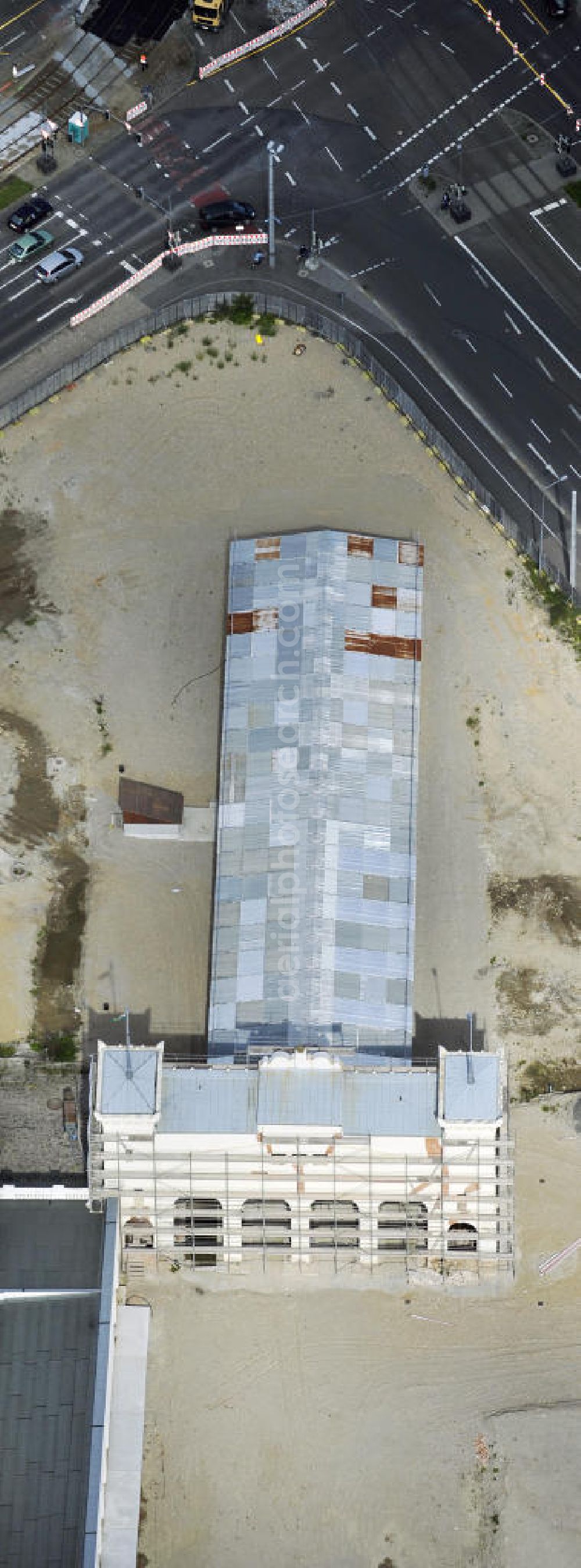 Aerial photograph Leipzig - Blick den Bayerischen Bahnhof mit der Baustelle City-Tunnel Leipzig. Der City-Tunnel ist ein noch im Bau befindlicher Eisenbahntunnel für die S-Bahn der Innenstadt in Leipzig mit zwei Tunnelröhren und einem Gleis je Richtung. View the Bavarian railway station with the construction site City-Tunnel Leipzig. Projektsteuerung durch die SCHÜßLERPLAN Ingenieurgesellschaft -