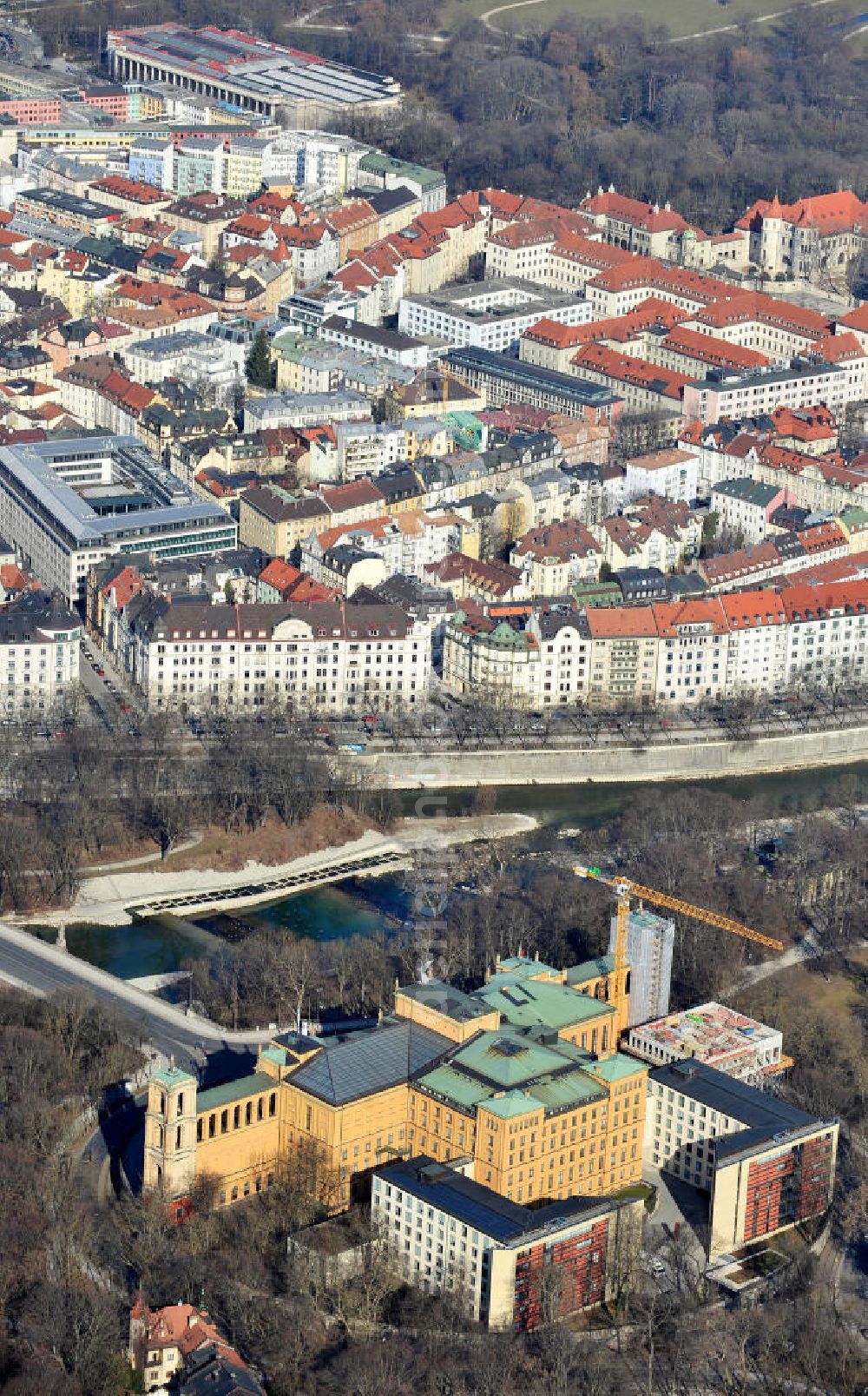 Aerial photograph München - Blick auf den Bayerischen Landtag (Maximilianeum) und ein Wohngebiet des Münchener Stadtteils Lehel am Fluss Isar. View on the Bavarian Parliamanet (Maximilianeum) and a housing area in the Munich district Lehel at the river Isar.