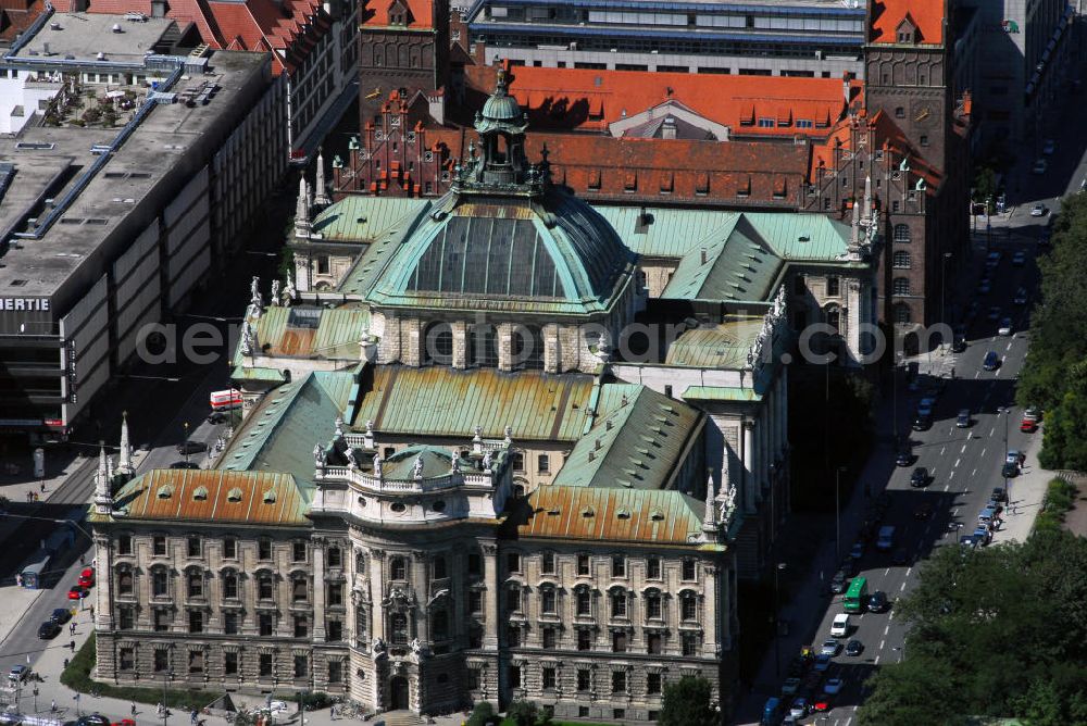 Aerial photograph München - Blick auf den Justizpalast in München. Der Justizpalast München ist ein Gerichts- und Verwaltungsgebäude in München. Es wurde in den Jahren 1890 bis 1897 nach Plänen des Münchner Architekten Friedrich von Thiersch im Stil des Neobarock errichtet. Das Gebäude der Gründerzeit hat mittig eine 67 Meter hohe Glaskuppel. Es wurde auf dem Grund errichtet, wo zuvor das Clemensschlössl stand. Es ist seit jeher das Dienstgebäude des Bayerischen Staatsministeriums der Justiz, des Weiteren befinden sich die meisten Zivilkammern des Landgerichts München I darin. Kontakt: Bayerisches Staatsministerium der Justiz (StMJ), Prielmayerstr. 7 (Justizpalast), 80335 München, Tel.: 089/5597-01, E-Mail: poststelle@stmj.bayern.de,