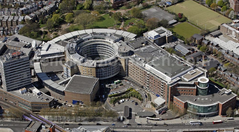 Aerial image London - Blick auf das BBC Televison Centre, dem Hauptsitz der BBC. Das Gebäude wurde 1960 eröffnet und ist eines der größten Gebäude weltweit, die ausschließlich für das Fernsehen entworfen wurden. View of the BBC Televison Centre, the headquarters of the BBC. The building was opened in 1960 and is one of the world's largest buildings, which were designed exclusively for television.