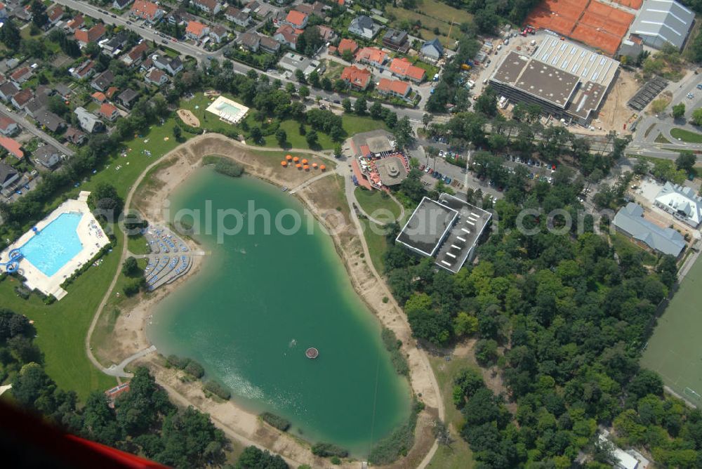 Walldorf from above - Blick auf den Walldorfer Bäderpark. Der Bäderpark in Walldorf besteht aus einem Hallenbad mit Sauna und einem Freibad mit Badesee. Das Freibad hat außerdem ein Kinderplanschbecken, ein Nichtschwimmerbecken und ein 50 m Sportbecken. Das Gelände ist 80 000 qm groß und bietet neben Liegewiesen auch Spielwiesen für Fußball, Volleyball etc. Außerdem gibt es einen Kinderspielplatz, 2 Kioske und ein Restaurant. Schwetzinger Str. 90, 69190 Walldorf, Tel.: 06227 / 828860,