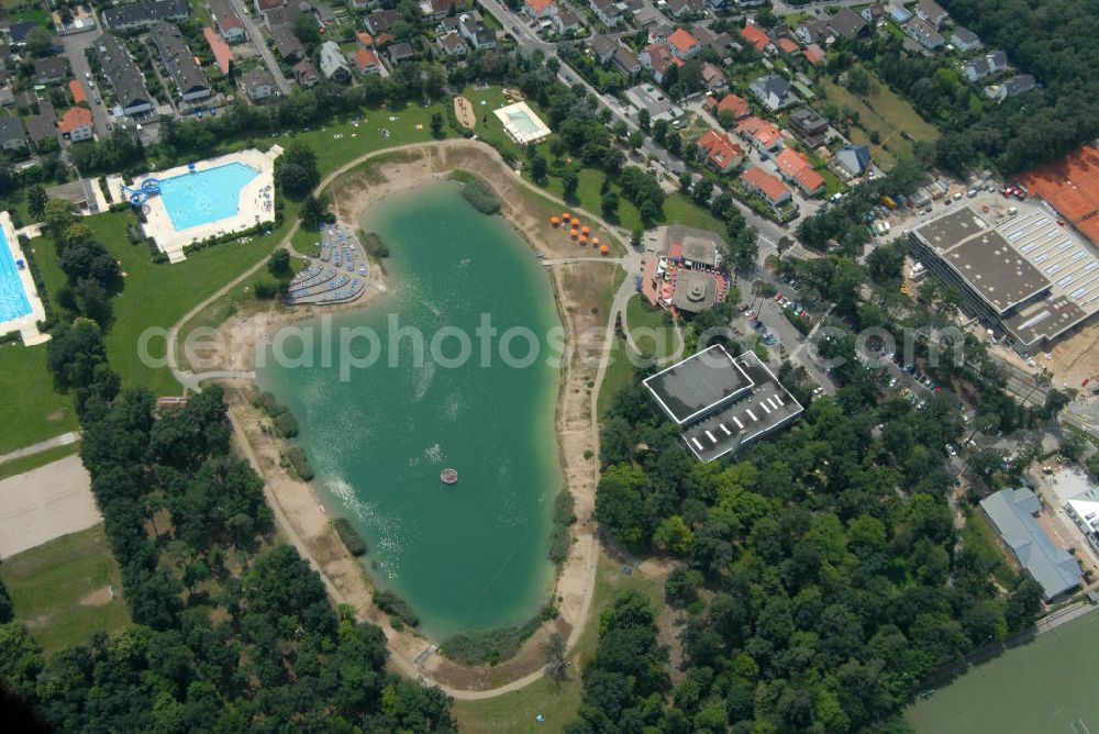 Walldorf from the bird's eye view: Blick auf den Walldorfer Bäderpark. Der Bäderpark in Walldorf besteht aus einem Hallenbad mit Sauna und einem Freibad mit Badesee. Das Freibad hat außerdem ein Kinderplanschbecken, ein Nichtschwimmerbecken und ein 50 m Sportbecken. Das Gelände ist 80 000 qm groß und bietet neben Liegewiesen auch Spielwiesen für Fußball, Volleyball etc. Außerdem gibt es einen Kinderspielplatz, 2 Kioske und ein Restaurant. Schwetzinger Str. 90, 69190 Walldorf, Tel.: 06227 / 828860,