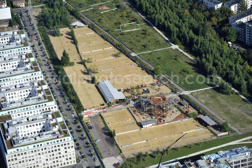 Berlin from the bird's eye view: Das BeachMitte mit Beachvolleyball-Feldern und das MountMitte mit einem Hochseilgarten an der Caroline-Michaelis-Straße in Berlin-Mitte. The BeachMitte with beach volleyball fields and the MountMitte with a high rope course in the street Caroline-Michaelis-Strasse in Mitte.