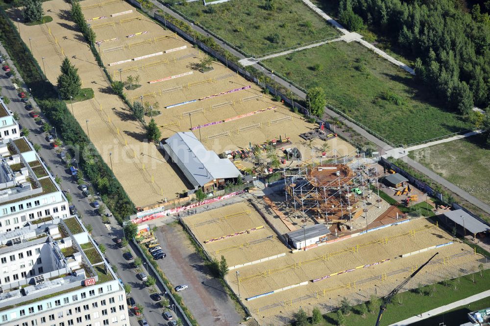 Aerial image Berlin - Das BeachMitte mit Beachvolleyball-Feldern und das MountMitte mit einem Hochseilgarten an der Caroline-Michaelis-Straße in Berlin-Mitte. The BeachMitte with beach volleyball fields and the MountMitte with a high rope course in the street Caroline-Michaelis-Strasse in Mitte.