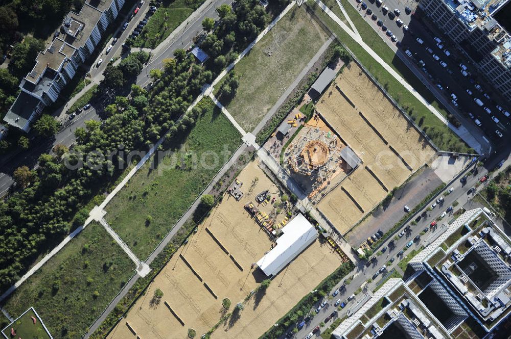 Berlin from above - Das BeachMitte mit Beachvolleyball-Feldern und das MountMitte mit einem Hochseilgarten an der Caroline-Michaelis-Straße in Berlin-Mitte. The BeachMitte with beach volleyball fields and the MountMitte with a high rope course in the street Caroline-Michaelis-Strasse in Mitte.