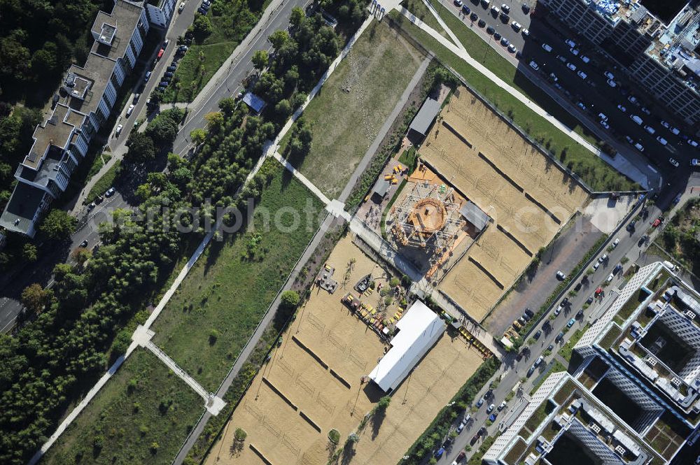 Berlin from the bird's eye view: Das BeachMitte mit Beachvolleyball-Feldern und das MountMitte mit einem Hochseilgarten an der Caroline-Michaelis-Straße in Berlin-Mitte. The BeachMitte with beach volleyball fields and the MountMitte with a high rope course in the street Caroline-Michaelis-Strasse in Mitte.