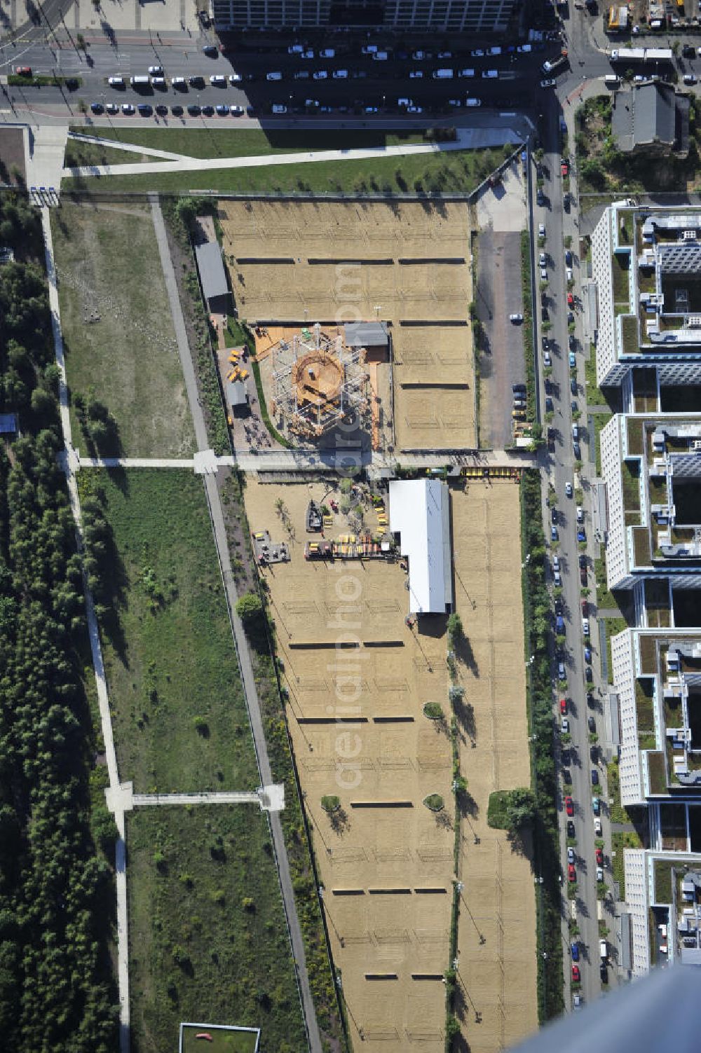 Aerial image Berlin - Das BeachMitte mit Beachvolleyball-Feldern und das MountMitte mit einem Hochseilgarten an der Caroline-Michaelis-Straße in Berlin-Mitte. The BeachMitte with beach volleyball fields and the MountMitte with a high rope course in the street Caroline-Michaelis-Strasse in Mitte.