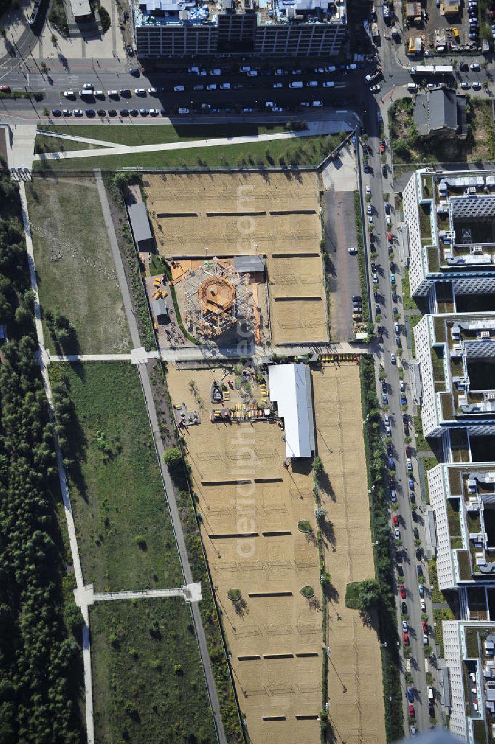 Aerial photograph Berlin - Das BeachMitte mit Beachvolleyball-Feldern und das MountMitte mit einem Hochseilgarten an der Caroline-Michaelis-Straße in Berlin-Mitte. The BeachMitte with beach volleyball fields and the MountMitte with a high rope course in the street Caroline-Michaelis-Strasse in Mitte.