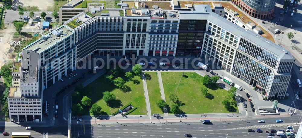 Aerial photograph Berlin Mitte - Blick auf die Bebauung der letzten Baulücken am Leipziger Platz in Berlin Mitte. Auf dem Wertheim-Areal am Leipziger Platz soll für 470-Millionen u.a. eine 120 Meter lange, überdachte Einkaufspassage enstehen. Investor Harald Huth (HFS Immobilien) beauftragte die Architekturbüros Manfred Pechtold, nps Tchoban Voss und PSP Architekten und Ingenieure mit dem Neubauvorhaben.