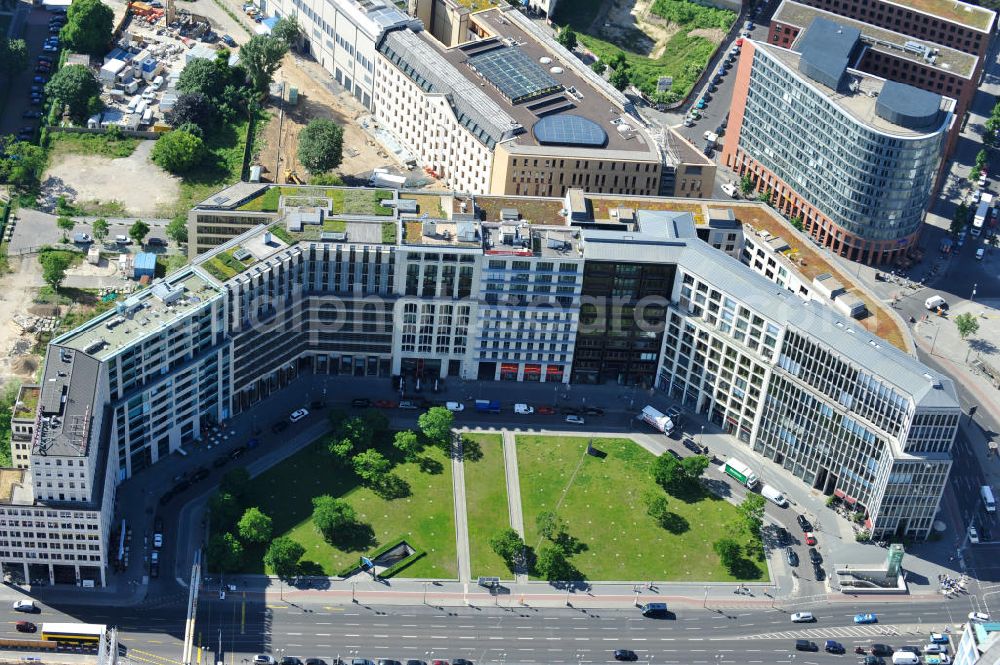 Berlin Mitte from above - Blick auf die Bebauung der letzten Baulücken am Leipziger Platz in Berlin Mitte. Auf dem Wertheim-Areal am Leipziger Platz soll für 470-Millionen u.a. eine 120 Meter lange, überdachte Einkaufspassage enstehen. Investor Harald Huth (HFS Immobilien) beauftragte die Architekturbüros Manfred Pechtold, nps Tchoban Voss und PSP Architekten und Ingenieure mit dem Neubauvorhaben.