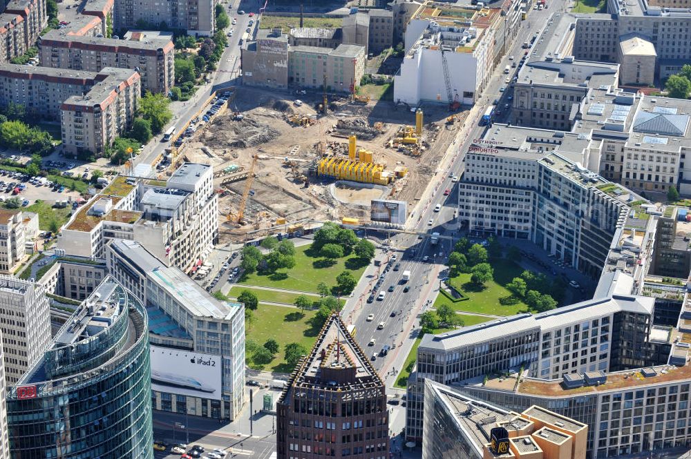 Berlin Mitte from the bird's eye view: Blick auf die Bebauung der letzten Baulücken am Leipziger Platz in Berlin Mitte. Auf dem Wertheim-Areal am Leipziger Platz soll für 470-Millionen u.a. eine 120 Meter lange, überdachte Einkaufspassage enstehen. Investor Harald Huth (HFS Immobilien) beauftragte die Architekturbüros Manfred Pechtold, nps Tchoban Voss und PSP Architekten und Ingenieure mit dem Neubauvorhaben.