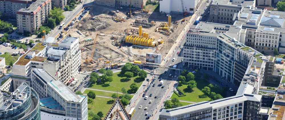 Aerial image Berlin Mitte - Blick auf die Bebauung der letzten Baulücken am Leipziger Platz in Berlin Mitte. Auf dem Wertheim-Areal am Leipziger Platz soll für 470-Millionen u.a. eine 120 Meter lange, überdachte Einkaufspassage enstehen. Investor Harald Huth (HFS Immobilien) beauftragte die Architekturbüros Manfred Pechtold, nps Tchoban Voss und PSP Architekten und Ingenieure mit dem Neubauvorhaben.