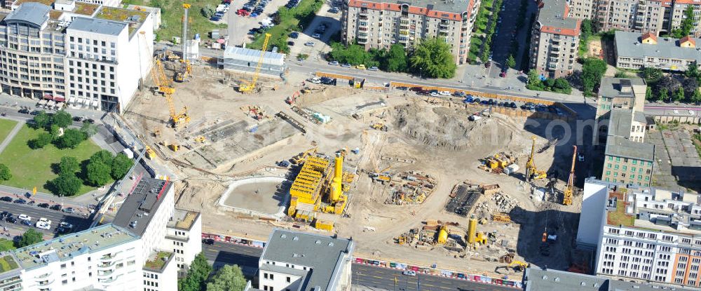 Aerial photograph Berlin Mitte - Blick auf die Bebauung der letzten Baulücken am Leipziger Platz in Berlin Mitte. Auf dem Wertheim-Areal am Leipziger Platz soll für 470-Millionen u.a. eine 120 Meter lange, überdachte Einkaufspassage enstehen. Investor Harald Huth (HFS Immobilien) beauftragte die Architekturbüros Manfred Pechtold, nps Tchoban Voss und PSP Architekten und Ingenieure mit dem Neubauvorhaben.