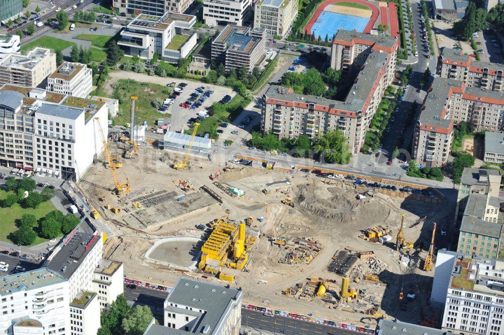 Berlin Mitte from above - Blick auf die Bebauung der letzten Baulücken am Leipziger Platz in Berlin Mitte. Auf dem Wertheim-Areal am Leipziger Platz soll für 470-Millionen u.a. eine 120 Meter lange, überdachte Einkaufspassage enstehen. Investor Harald Huth (HFS Immobilien) beauftragte die Architekturbüros Manfred Pechtold, nps Tchoban Voss und PSP Architekten und Ingenieure mit dem Neubauvorhaben.