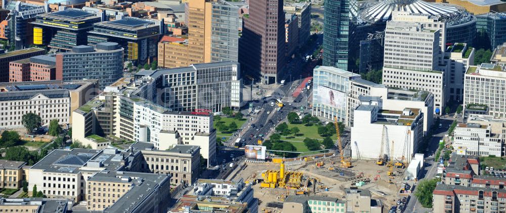 Berlin Mitte from the bird's eye view: Blick auf die Bebauung der letzten Baulücken am Leipziger Platz in Berlin Mitte. Auf dem Wertheim-Areal am Leipziger Platz soll für 470-Millionen u.a. eine 120 Meter lange, überdachte Einkaufspassage enstehen. Investor Harald Huth (HFS Immobilien) beauftragte die Architekturbüros Manfred Pechtold, nps Tchoban Voss und PSP Architekten und Ingenieure mit dem Neubauvorhaben.