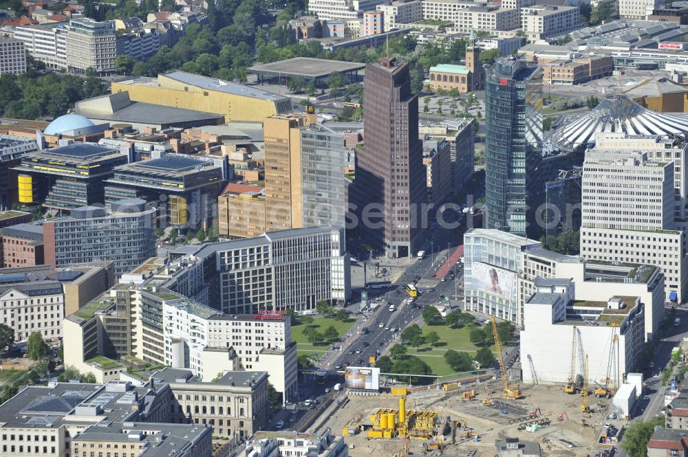 Aerial image Berlin Mitte - Blick auf die Bebauung der letzten Baulücken am Leipziger Platz in Berlin Mitte. Auf dem Wertheim-Areal am Leipziger Platz soll für 470-Millionen u.a. eine 120 Meter lange, überdachte Einkaufspassage enstehen. Investor Harald Huth (HFS Immobilien) beauftragte die Architekturbüros Manfred Pechtold, nps Tchoban Voss und PSP Architekten und Ingenieure mit dem Neubauvorhaben.