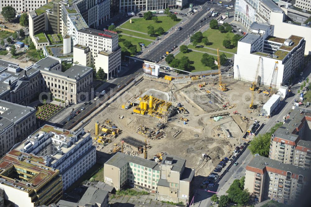 Aerial photograph Berlin Mitte - Blick auf die Bebauung der letzten Baulücken am Leipziger Platz in Berlin Mitte. Auf dem Wertheim-Areal am Leipziger Platz soll für 470-Millionen u.a. eine 120 Meter lange, überdachte Einkaufspassage enstehen. Investor Harald Huth (HFS Immobilien) beauftragte die Architekturbüros Manfred Pechtold, nps Tchoban Voss und PSP Architekten und Ingenieure mit dem Neubauvorhaben.