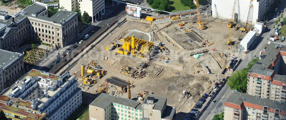 Berlin Mitte from above - Blick auf die Bebauung der letzten Baulücken am Leipziger Platz in Berlin Mitte. Auf dem Wertheim-Areal am Leipziger Platz soll für 470-Millionen u.a. eine 120 Meter lange, überdachte Einkaufspassage enstehen. Investor Harald Huth (HFS Immobilien) beauftragte die Architekturbüros Manfred Pechtold, nps Tchoban Voss und PSP Architekten und Ingenieure mit dem Neubauvorhaben.