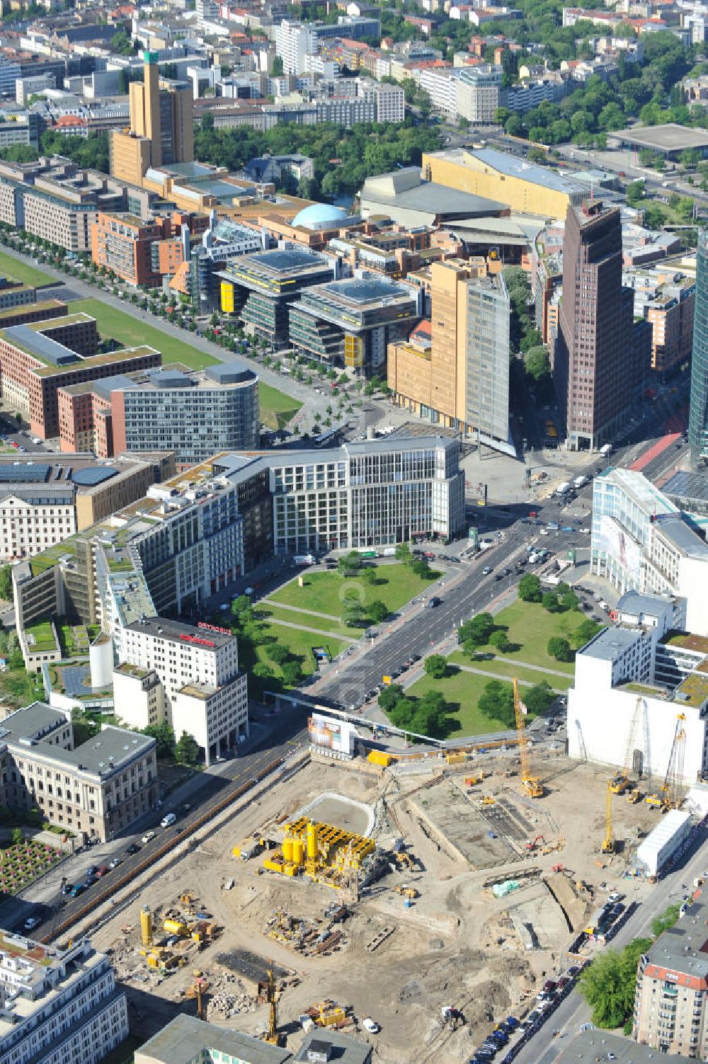 Berlin Mitte from the bird's eye view: Blick auf die Bebauung der letzten Baulücken am Leipziger Platz in Berlin Mitte. Auf dem Wertheim-Areal am Leipziger Platz soll für 470-Millionen u.a. eine 120 Meter lange, überdachte Einkaufspassage enstehen. Investor Harald Huth (HFS Immobilien) beauftragte die Architekturbüros Manfred Pechtold, nps Tchoban Voss und PSP Architekten und Ingenieure mit dem Neubauvorhaben.