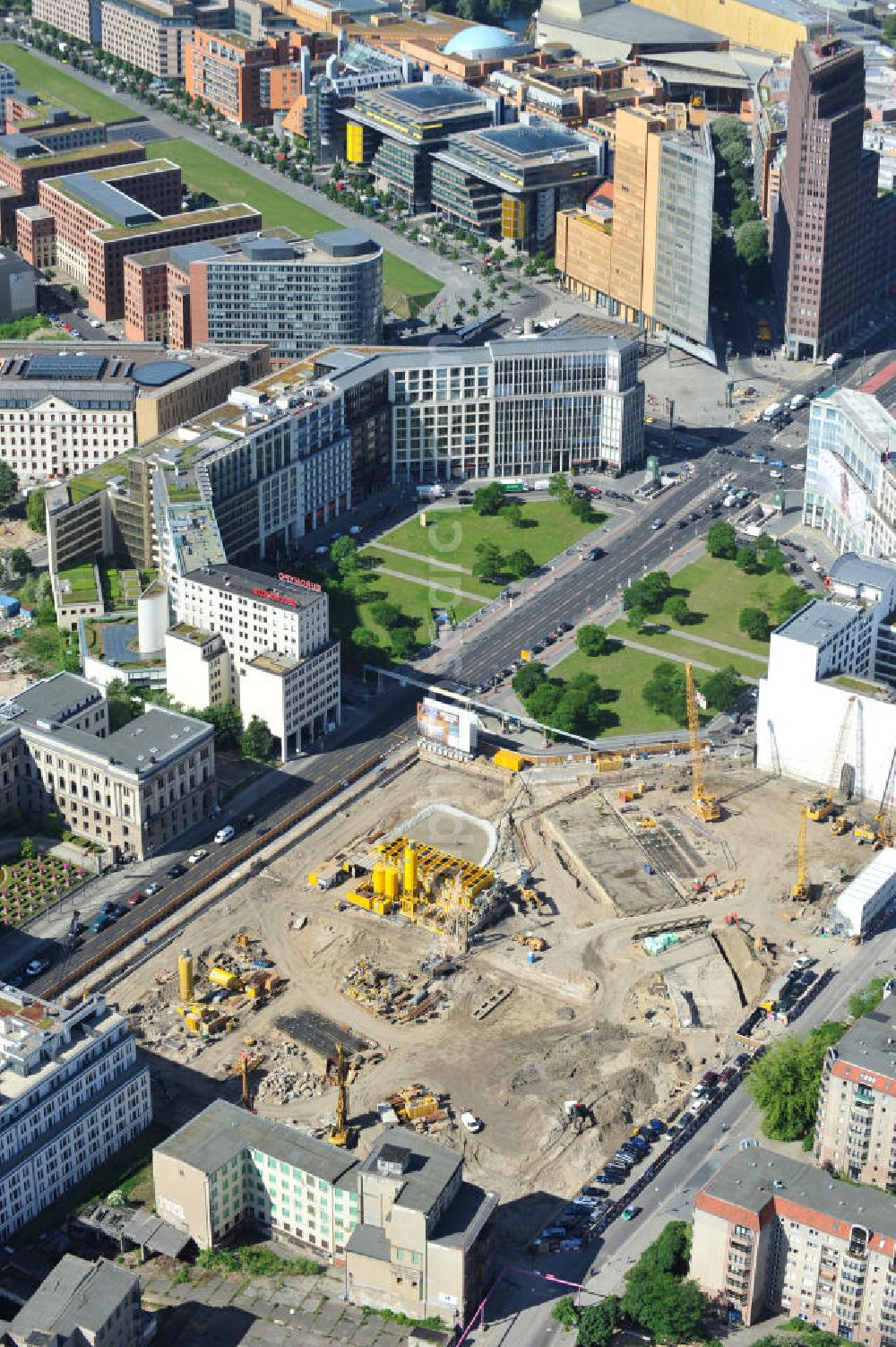 Aerial image Berlin Mitte - Blick auf die Bebauung der letzten Baulücken am Leipziger Platz in Berlin Mitte. Auf dem Wertheim-Areal am Leipziger Platz soll für 470-Millionen u.a. eine 120 Meter lange, überdachte Einkaufspassage enstehen. Investor Harald Huth (HFS Immobilien) beauftragte die Architekturbüros Manfred Pechtold, nps Tchoban Voss und PSP Architekten und Ingenieure mit dem Neubauvorhaben.