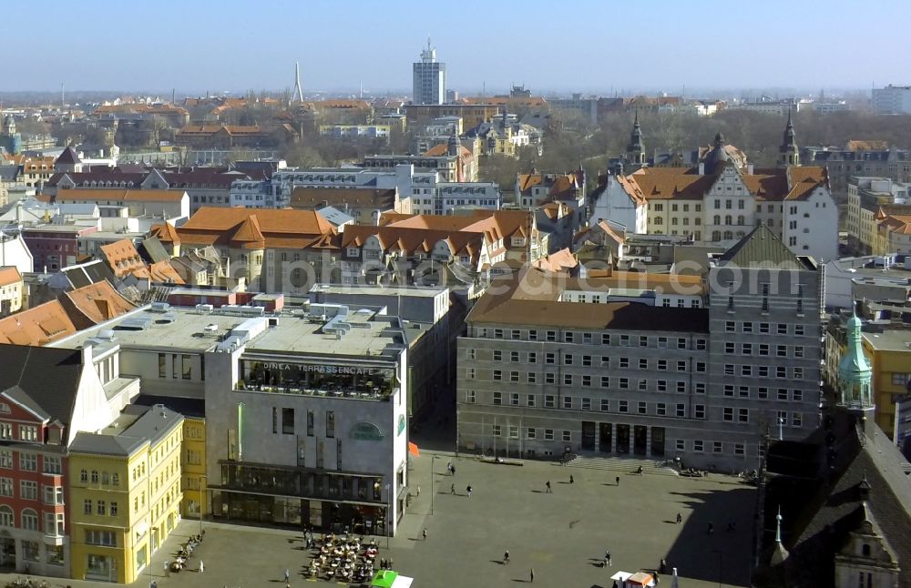 Halle / Saale from the bird's eye view: Building on the market square with terraces - Cafe des DINEA terrace café in Halle (Saale) in Saxony-Anhalt