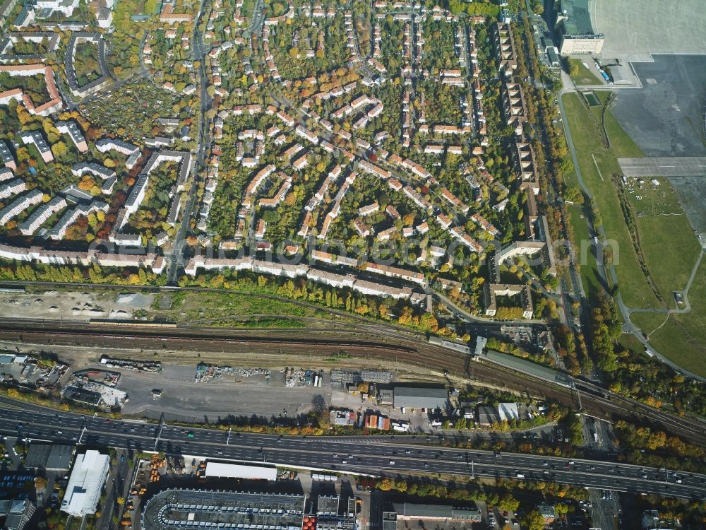 Aerial photograph Berlin - Housing area near the Tempelhofer Feld besides the roads Tempelhofer Damm and Boeckelstrasse and the nearby motorway A 100 in the District Tempelhof-Schoeneberg in the city in Berlin in Germany