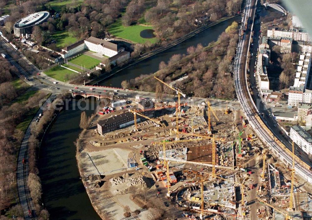 Aerial photograph Berlin - Tiergarten - Bebauung des Spreebogens gegenüber dem Schloß Bellevue im Berliner Tiergarten.