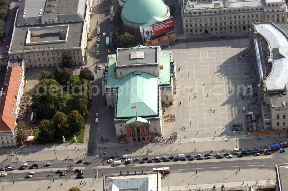 Berlin from above - Bebelplatzes an der Straße Unter den Linden in Berlin - Mitte, umrandet von der Deutschen Staatsoper, der St-Hedwig-Kathedrale sowie der Alten Bibliothek. Links ist der Sommergarten des Opernpalais zu sehen.