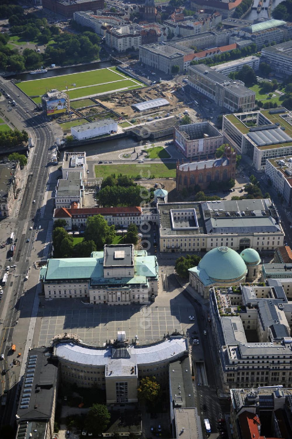 Aerial photograph Berlin - Der Bebelplatz am Boulevard Unter den Linden mit der Alten Bibliothek,der Deutschen Staatsoper und der St.Hedewig-Kathedrale. The Bebel Square on the boulevard Unter den Linden with the Old Library, the German State Opera and the St. Hedwig-Cathedrale.