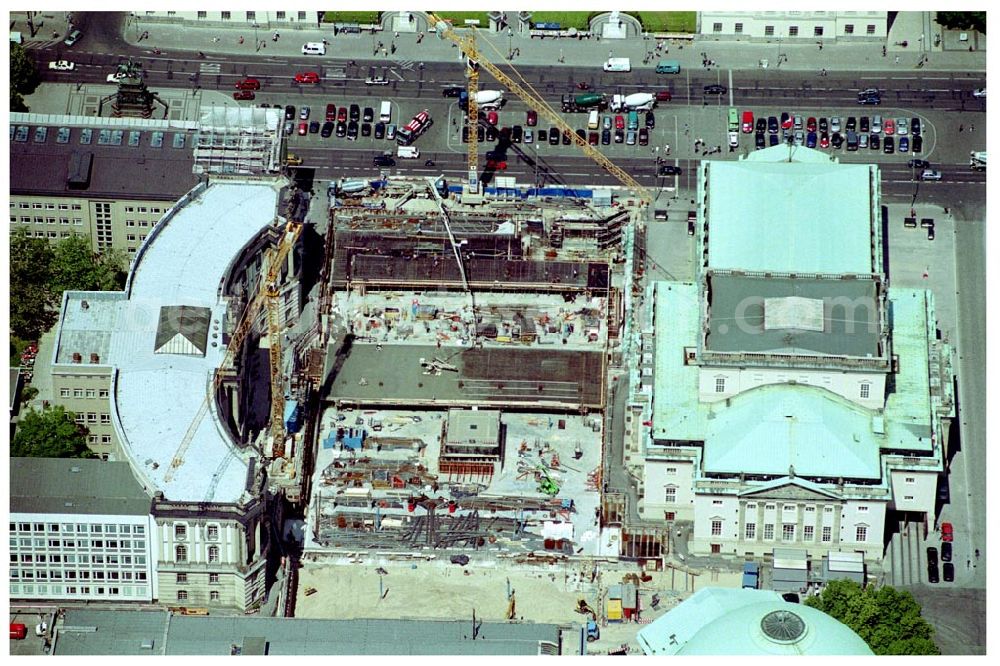 Aerial photograph Berlin - Berlin-Mitte Bau einer Tiefgarage durch die Fa. Wöhr+ Bauer GmbH und Umbau des Bebelplatzes an der Straße Unter den Linden in Berlin - Mitte gegenüber von der Humboldt- Universität zu Berlin, umrandet von der St-Hedwig-Kathedrale, der denkmalgeschützten Deutschen Staatsoper sowie von der Alten Bibliothek .